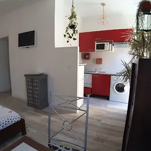 Lou Nidou, Centre Apartment